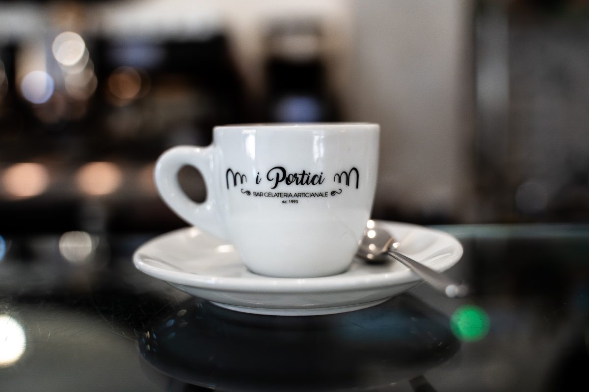Tazza I Portici pronta per il servizio al banco