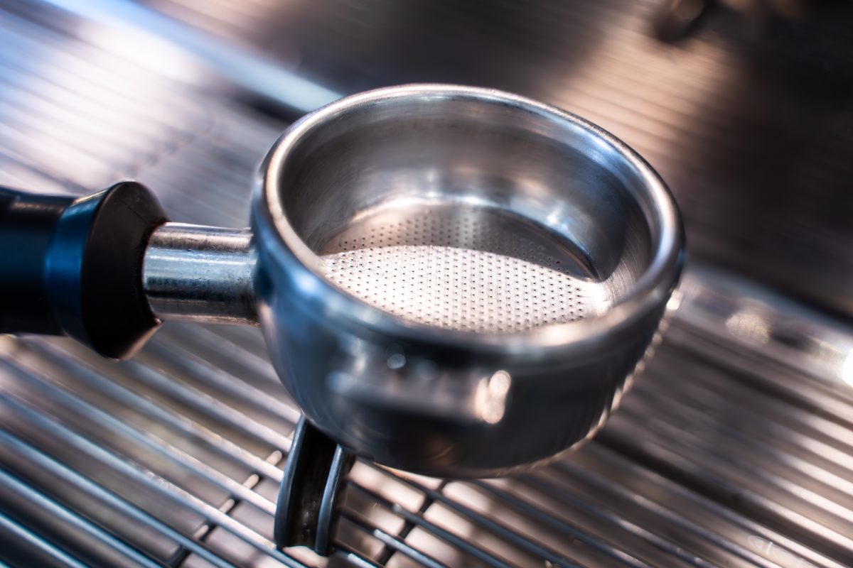 Portafiltro sul banco della macchina espresso
