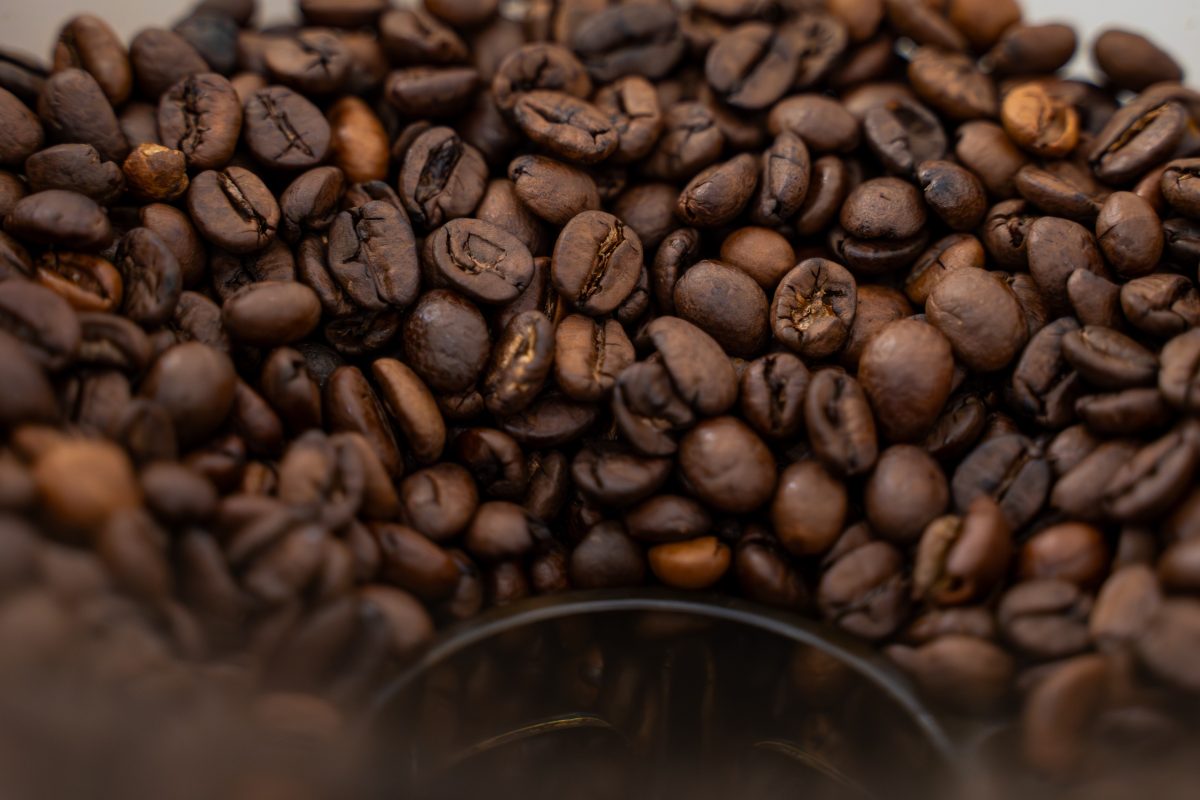 Chicchi di caffè in grani pronti per essere macinati